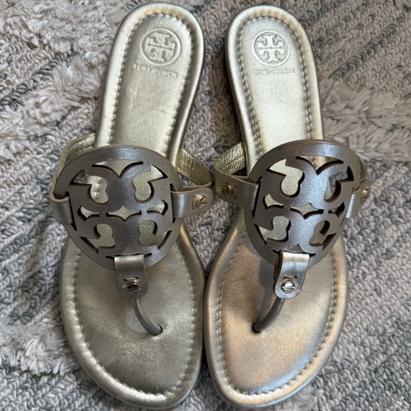 Womens Tory Burch Miller Thong Metallic Sand Leather Flip Flops Sandals Size 9 - Picture 1 of 5